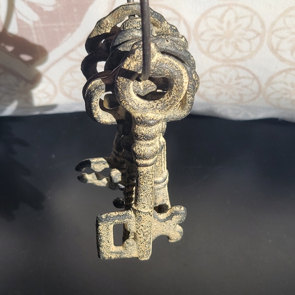Antique Set of 7 Unique Skeleton Keys - Picture 3 of 16
